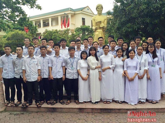 Tập thể lớp 12 A1, Trường THPT Chuyên Phan Bội Châu