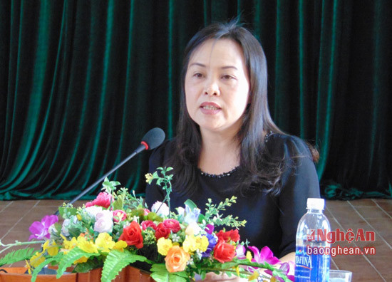 : Bà Phạm Hà An – UVBTV, trưởng ban chính sách pháp luật, Hội LHPN tỉnh thông qua tình hình XKLĐ của tỉnh Nghệ An trong năm 2015 và 6 tháng đầu năm 2016