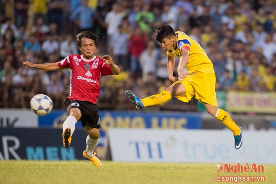 Tiền vệ Quang Tình là một mẫu tiền vệ có khả năng làm chủ nhịp độ trận đấu và dẫn dắt lối chơi cho toàn đội - Ảnh: Hải Thịnh.
