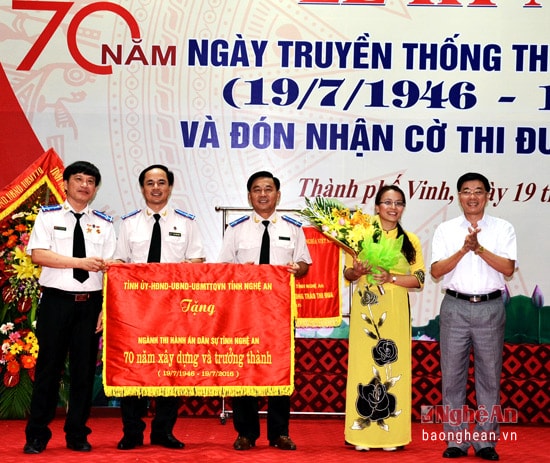 Đồng chí Nguyễn Văn Thông- Phó Bí thư Tỉnh ủy trao Cờ thi đua của Chính phủ cho Cục Thi hành án Dân sự tỉnh Nghệ An.