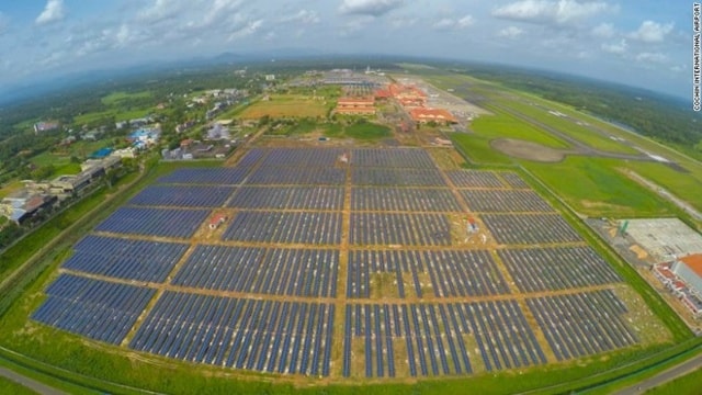 Nhà máy sản xuất quang năng của sân bay Cochin tọa lạc trên một bãi đất hoang gần cảng hàng hóa quốc tế.