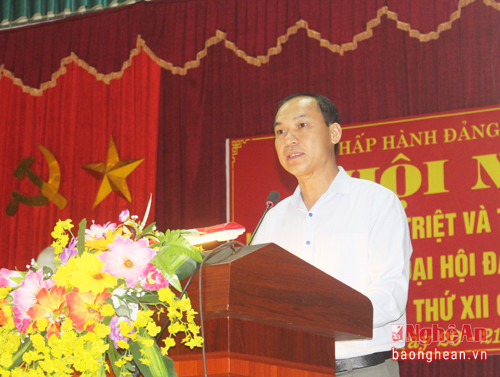 Đồng chí Vi Hòe - Uỷ viên BCH Đảng bộ tỉnh, Bí thư Huyện ủy Kỳ Sơn phát biểu tại hội nghị. 
