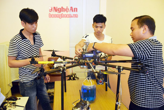 Anh Phan Kế Hiển (người đứng ngoài cùng bên phải) cùng học sinh lắp ráp thiết bị bay.