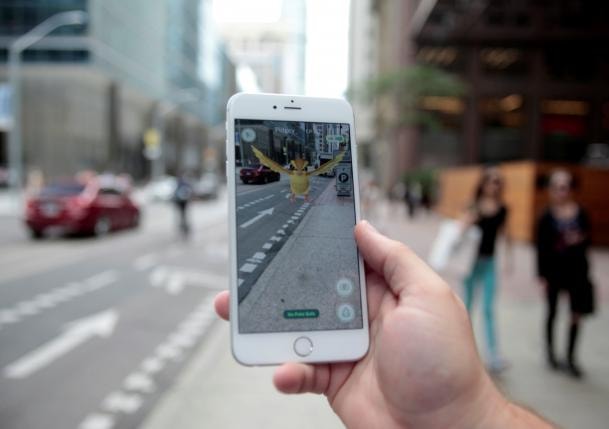 Bắt Pokemon trên đường phố. Ảnh: The Economist