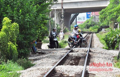 Trong số đó có 51 điểm giao cắt với đường ngang nhưng chỉ có 36 điểm có gác chắn và biển cảnh báo tự động; 182 đường dân sinh (do người dân tự ý mở) luôn tiềm ẩn nguy cơ tai nạn khó lường…