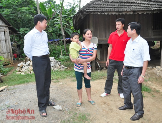 Lãnh đạo huyện Quỳ Châu trao đổi, động viên  hộ nghèo tại xã Châu Nga vươn lên thoát nghèo