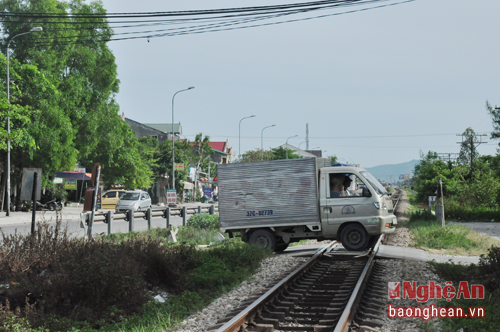 Khi đi qua những đoạn đường ngang