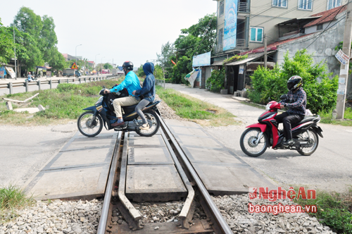 Do đó, khi đi qua lại các đường ngang dân sinh, người dân đành phải nêu cao tính tự giác