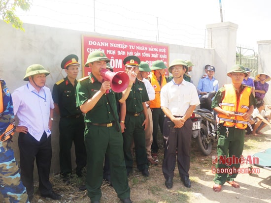  Lực lượng tìm kiếm cứu nạn tiếp cận tàu cá của ngư dân bị nạn trên biển.