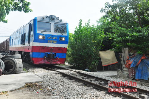 Do đường tàu Bắc - Nam thường sát với quốc lộ 1A nên người dân nhiều khi không phân biệt được tiếng còi tàu và tiếng còi ô tô nên khi băng qua đường sắt rất nguy hiểm.