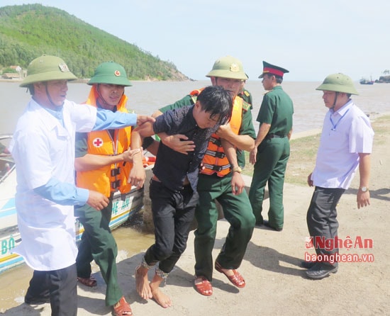 Cấp cứu, đưa ngư dân bị nạn vào đất liền để vận chuyển đến bệnh viện.