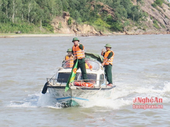 tàu của biên phòng thực hiện tìm kiếm tàu và ngư dân bị nạn trên biển.