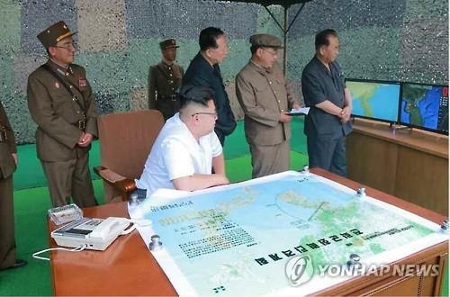 Lãnh đạo Kim Jong-un (ngồi giữa) trực tiếp giám sát vụ phóng thử nghiệm 3 tên lửa ngày 19/7. Ảnh: Yonhap