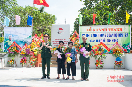 Đồng chí Nguyễn Huy Hiệu trao quà cho hai bà mẹ VNAH và đại diện thân nhân gia đình liệt sỹ của Trung đoàn 27 ở xã Nam Anh