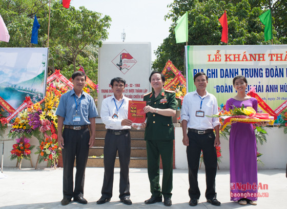 Đại diện CCB Trung đoàn bộ binh 27 trao quà khuyến học cho UBND xã Nam Anh