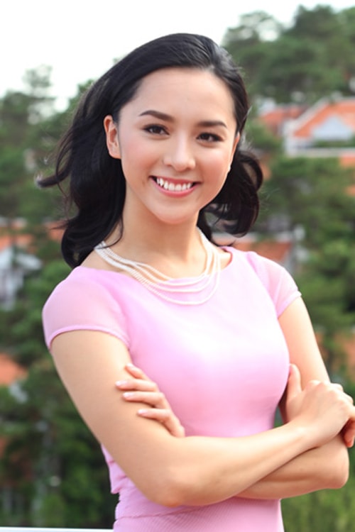 Trang phục mà Á hậu lựa chọn thường có tông sáng, kín đáo.