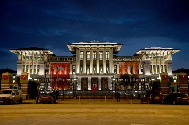 Được biết đến với tên gọi Ak Saray (Cung điện Trắng), dinh thự của Tổng thống Thổ Nhĩ Kỳ Recep Tayyip Erdogan nằm trong khuôn viên rộng hơn 4 km2 trên một đỉnh đồi với nhiều cây cối ở rìa thủ đô Ankara. Cung điện Trắng hoàn thành vào năm 2014. Ảnh: Anadolu Agency