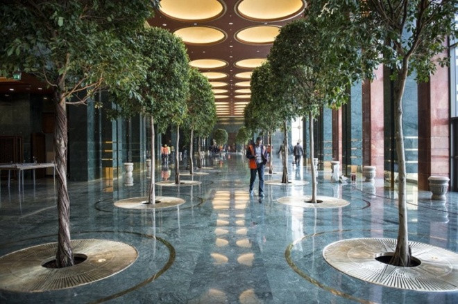 Dinh thự sở hữu 1.000 phòng với các dãy hành lang và sân lát đá cẩm thạch, trang bị hệ thống an ninh công nghệ cao nhằm ngăn chặn các thiết bị nghe lén điện tử. Nhiều hạng mục của tòa nhà do chính ông Erdogan thiết kế. Chi phí xây dựng trên 650 triệu USD, chưa kể nội thất. Ảnh: Anadolu Agency