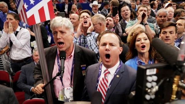  Thượng nghị sĩ Cộng hòa Mike Lee (giữa) và đoàn đại biểu bang Utah bày tỏ sự phản đối tại ngày đầu tiên của Đại hội. Ảnh: BBC.