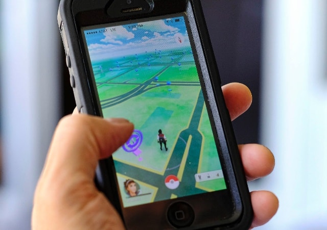 Màn hình điện thoại khi chơi trò chơi Pokemon Go. Ảnh: Bloomberg.