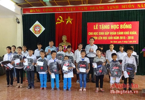 Lãnh đạo sở LĐTBXH và lãnh đạo huyện Yên Thành trao học bổng cho các em học sinh nghèo vượt khó học giỏi 