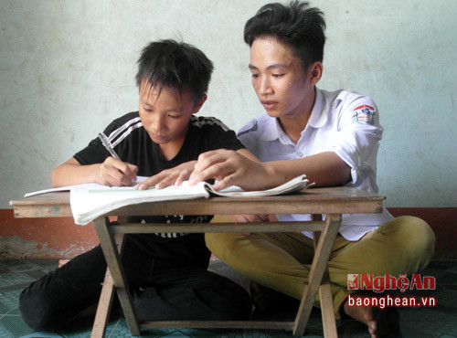 giờ lên lớp Kiệt còn giúp mẹ dạy em trai học ở nhà.