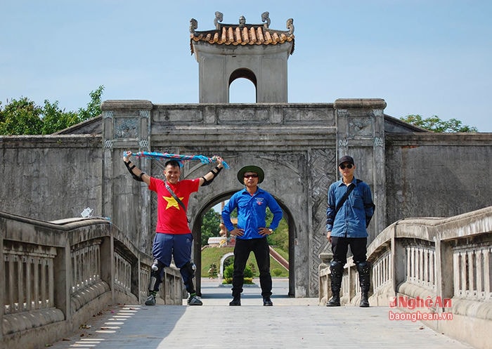 Trần Đình Quân (trái) và nhóm bạn tại Thành cổ Quảng Trị