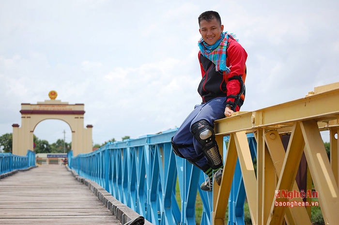 Trần Đình Quân tại cầu Hiền Lương (Quảng Trị)