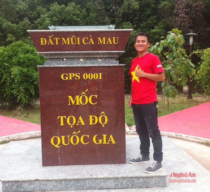 Trần Đình Quân tại cột mốc đất mũi Cà Mau