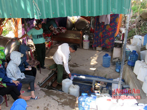 để tiện cho khách hàng, Ông Nguyễn Trọng Lịch – chủ  thầu mỏ nước Cống Kẹp đã thiết kế vòi bơm nước ra tận đường