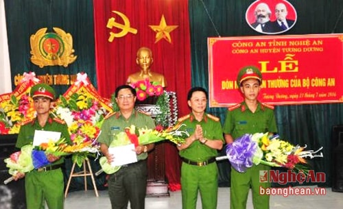 Đại tá Vũ Văn Đông, Phó Cục Trưởng Cục Chính trị Cảnh sát (Bộ Công an) tặng hoa, trao thưởng, động viên cán bộ chiến sĩ Công an huyện Tương Dương.