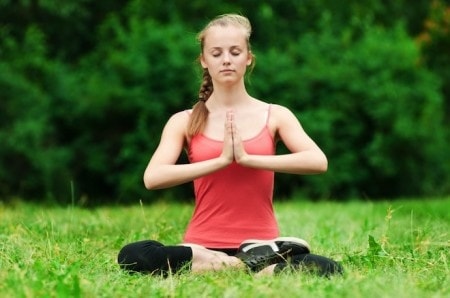 Nên tập thiền hoặc yoga ít nhất mỗi tháng một lần. Điều này có lợi cho cả cơ thể và tâm trí của bạn. Nó giúp tinh thần sảng khoái, tích cực hơn.