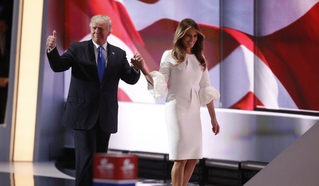 Ứng viên Tổng thống Đảng Cộng hòa Donald Trump sánh bước cùng phu nhân Melania lên sân khấu trong ngày khai mạc Đại hội Đảng toàn quốc Đảng Cộng hòa tại Cleverland ngày 18/7/2016. Ảnh: AP