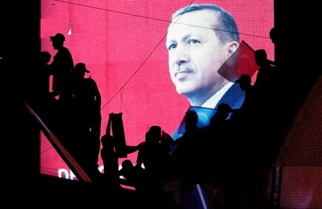 Tổng thống Thổ Nhĩ Kỳ Erdogan tuyên bố án tử hình sẽ được cân nhắc dành cho những binh sĩ âm mưu đảo chính lật đổ chính quyền. (Nguồn ảnh: Reuters) 