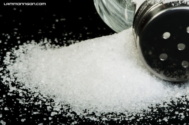 Cận cảnh kosher salt, bạn có thể dễ dàng quan sát bằng mắt thường rằng tinh thể của chúng dạng mảnh vụn và mỏng