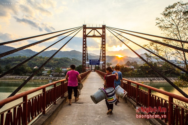 Những chiếc cầu treo kiên cố là niềm mơ ước của nhiều đồng bào vùng cao, ảnh minh họa ( Sách Nguyễn)