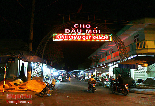 Chợ đầu mối hay còn gọi là chợ rau củ có cổng vào nằm trên đường Hồng Sơn, ngay cạnh chợ Vinh. Đây là nơi cung cấp các mặt hàng nông sản cho toàn bộ các chợ lớn, bé và nhiều nhà hàng, hộ kinh doanh trong thành phố.