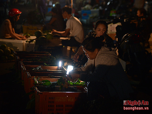 Chợ bắt đầu họp từ 12 giờ đêm nên các sạp hàng nhá nhem tối sáng như thế này là cảnh tượng không lấy làm xa lạ ở chợ đầu mối. 