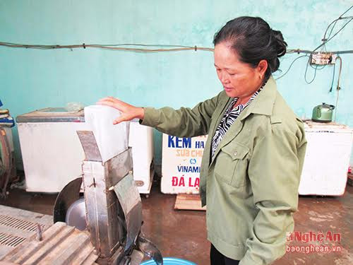 Chị Võ Thị Bình -  Khối Tân Hòa, thị trấn Nghĩa Đàn một trong những khách hàng rất hài lòng về sự hữu dụng của máy cắt đá lạnh.