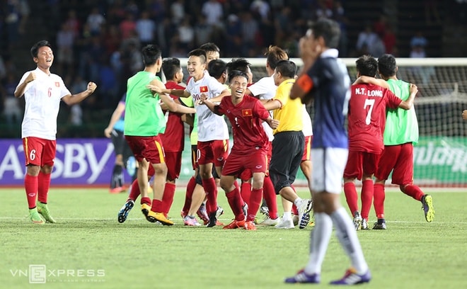 Trong bóng đá, niềm vui của người này lại là nỗi buồn của người khác. Các cầu thủ U16 Campuchia ôm mặt thất vọng, như không muốn thấy cảnh vui mừng của U16 Việt Nam.