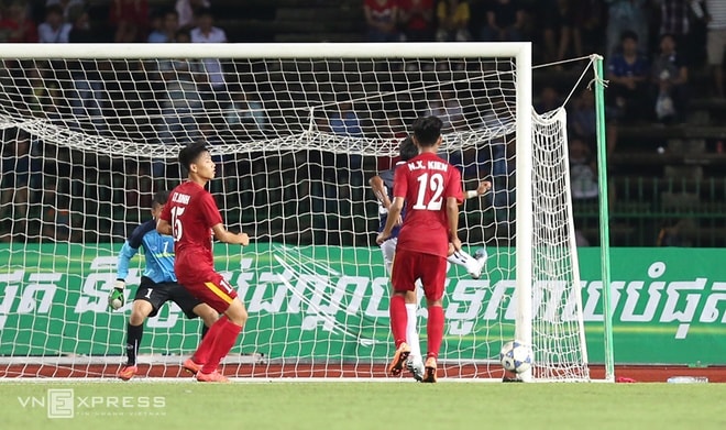 Phía Campuchia có lý do cụ thể để nuối tiếc, bởi họ suýt có bàn gỡ 1-1 trước U16 Việt Nam ở phút 90. Nhưng trong tư thế trống trải, tiền đạo của đội chủ nhà lại đưa bóng đi ra ngoài từ cự ly gần.