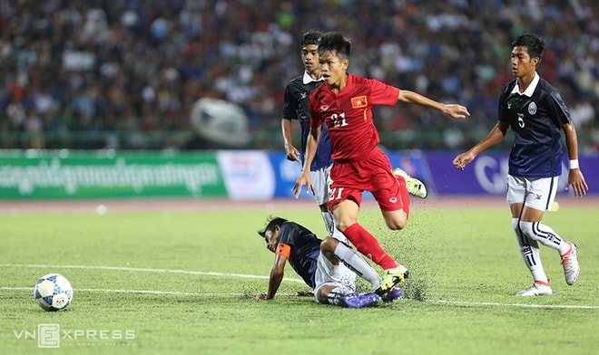 U16 Việt Nam trình diễn lối đá hiện đại, có nhiều pha phối hợp đẹp mắt, nhưng hiệu quả trong tấn công thì còn hạn chế. Chia sẻ với VnExpress sau trận bán kết, HLV Đinh Thế Nam không giấu lo lắng về chi tiết này khi đội nhà tái ngộ U16 Australia trong trận chung kết ngày 23/7.