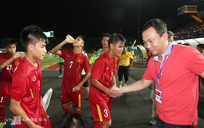 Phó chủ tịch Liên đoàn Bóng đá Việt Nam (VFF) Trần Quốc Tuấn có mặt kịp thời động viên và chúc mừng các cầu thủ cầu thủ trẻ.