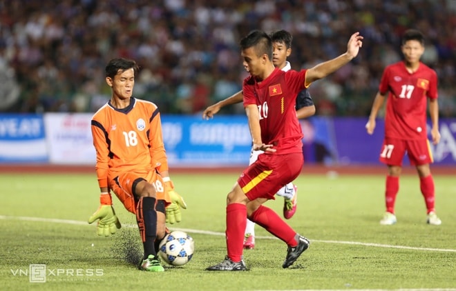 Ở chiều ngược lại, các cầu thủ U16 Việt Nam lẽ ra không phải thấp thỏm, âu lo với cách biệt một bàn mong manh, nếu các chân sút tận dụng cơ hội tốt hơn.