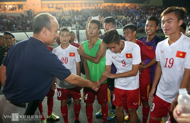 Chủ tịch Liên đoàn Bóng đá Campuchia cũng tới chúc mừng các cầu thủ U16 Việt Nam. Ông này còn gửi lời chúc thầy trò HLV Đinh Thế Nam sẽ lên ngôi vô địch giải U16 Đông Nam Á năm nay.
