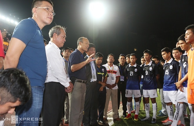 Dù thua trận, các cầu thủ U16 Campuchia đã làm khán giả hài lòng với lối chơi đôi công cố gắng. Họ được chủ tịch Liên đoàn dặn dò, động viên, hướng tới trận tranh hạng ba.