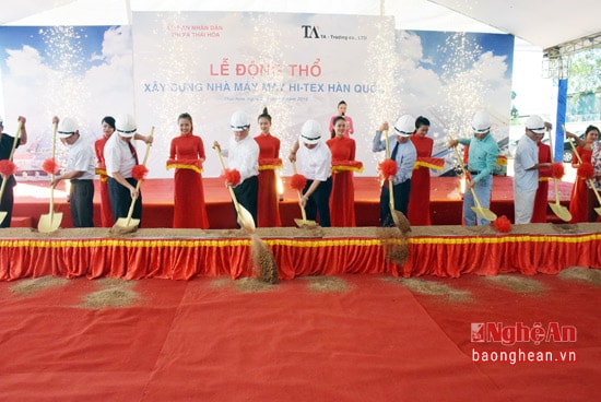 Đại diện lãnh đạo địa phương và nhà máy động thổ xay dựng Nhà máy may HI - TEX Hàn Quốc.