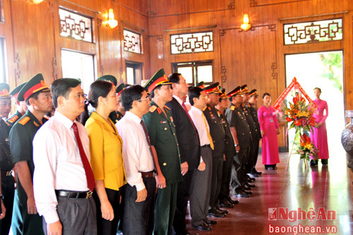 Đoàn đại biểu Bộ Quốc phòng nước CHDCND Lào và tỉnh Nghệ An tưởng niệm Chủ tịch Hồ Chí Minh.