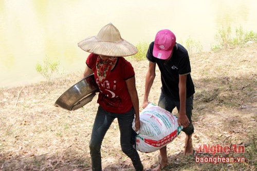 Sau hơn nửa ngày chịu khó dầm mình trong nước, mỗi ngườicũng kiếm được khoảng 20 – 30 kg, trai, phỏng, chụt. Số nhuyễn thể này thường được người Mỹ Sơn cho lên xe máy mang về tận nhà nhập cho lái buôn để đưa đi xa hoặc ngồi bán lẻ ở quê với giá khoảng 7 nghìn đồng/kg.