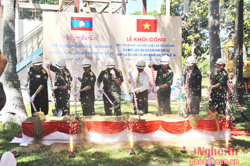 Các đại biểu thực hiện nghi lễ động thổ khởi công xây dựng Nhà lưu niệm Chủ tịch Hồ Chí Minh.